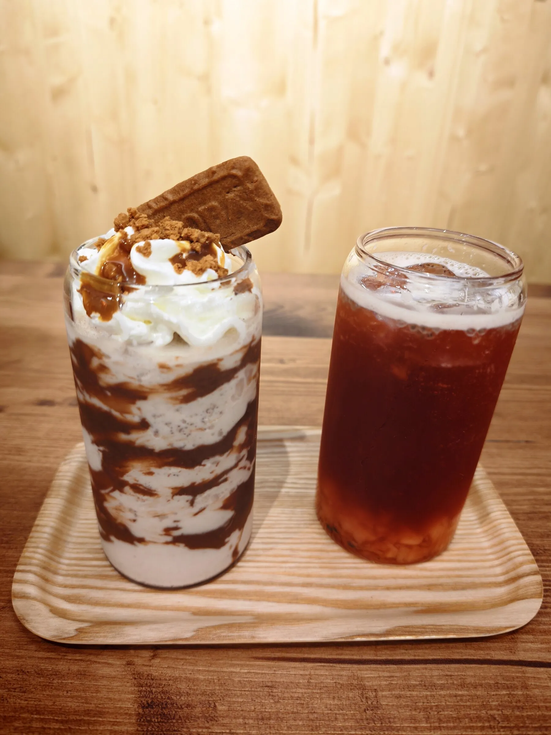 Choco Délice surmonté de chantilly et de spéculoos, à côté d’un thé glacé