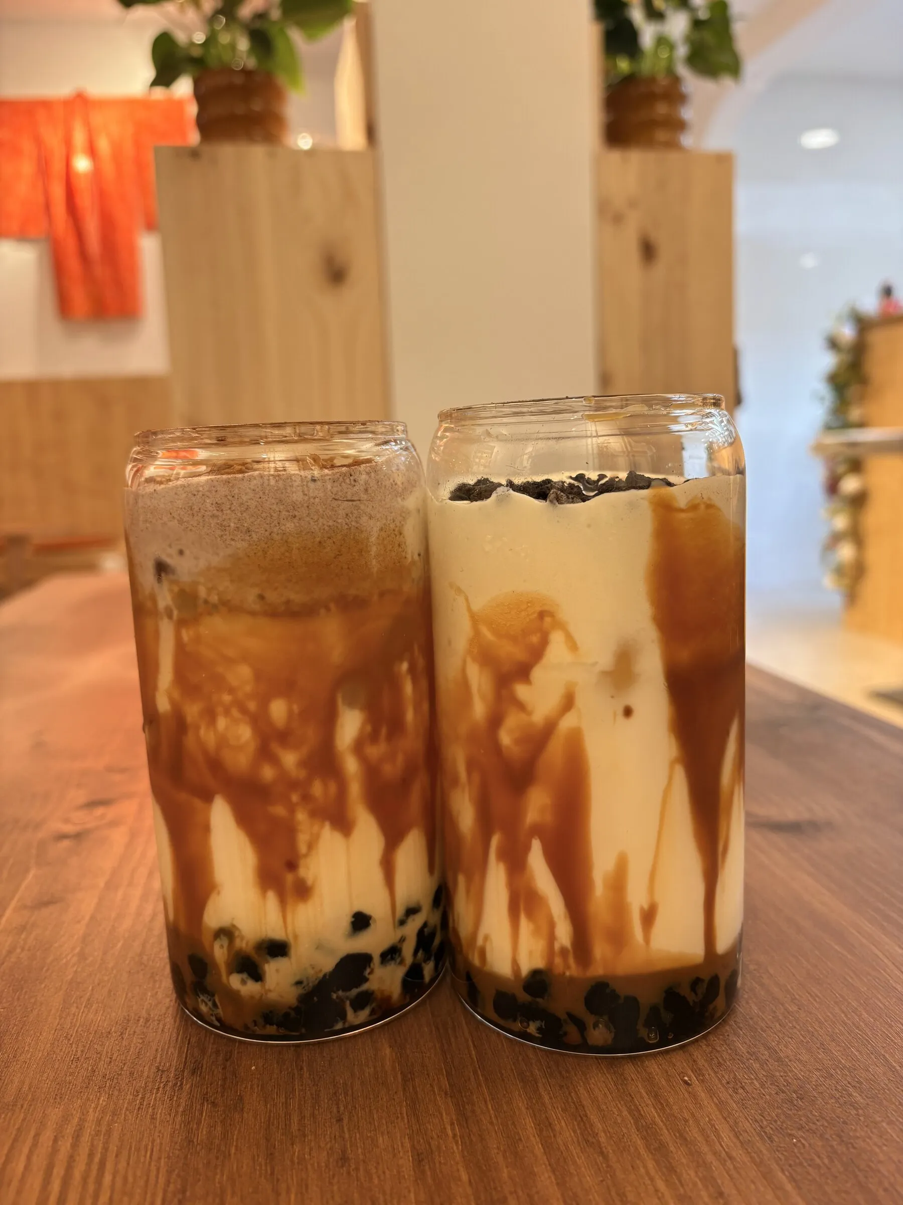 Deux boissons lactées aux perles de tapioca et au sucre roux