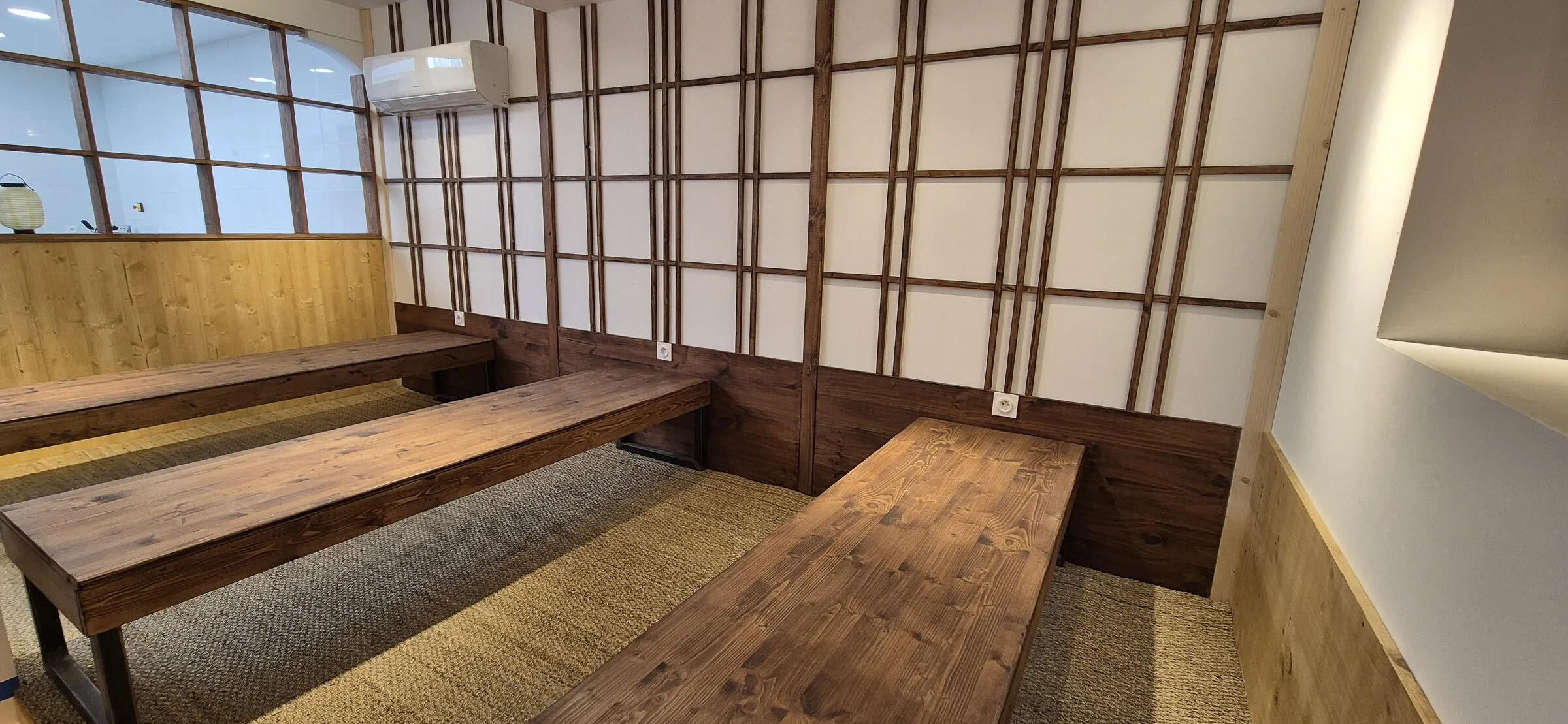 Le coin tatami de TORII vu en grand : tables basses, coussins et cloisons shoji