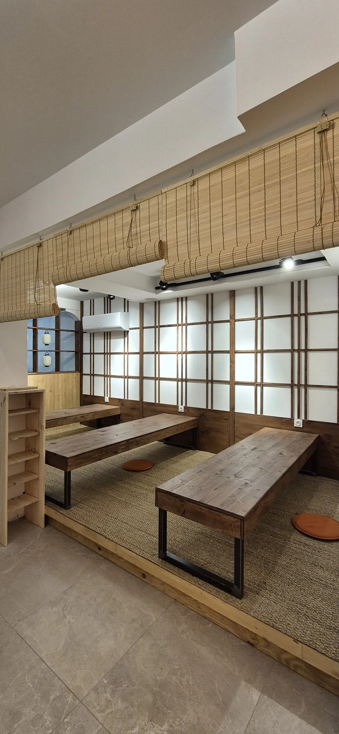 Le coin tatami et ses coussins orange