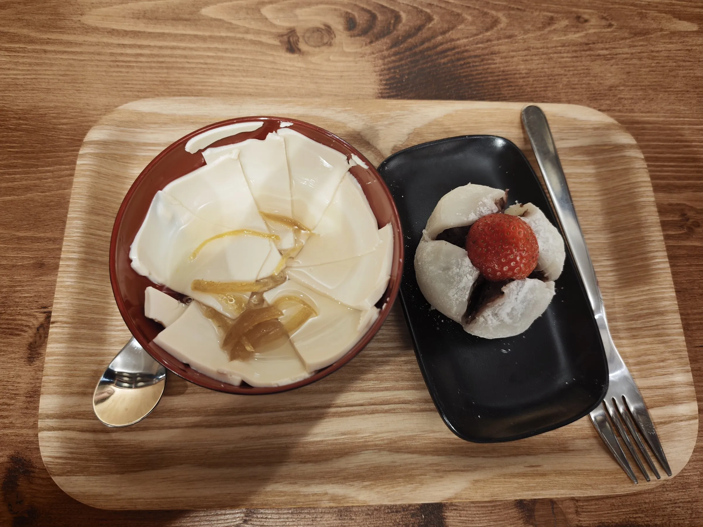 Tofu soyeux au sirop de gingembre et daifuku à la fraise