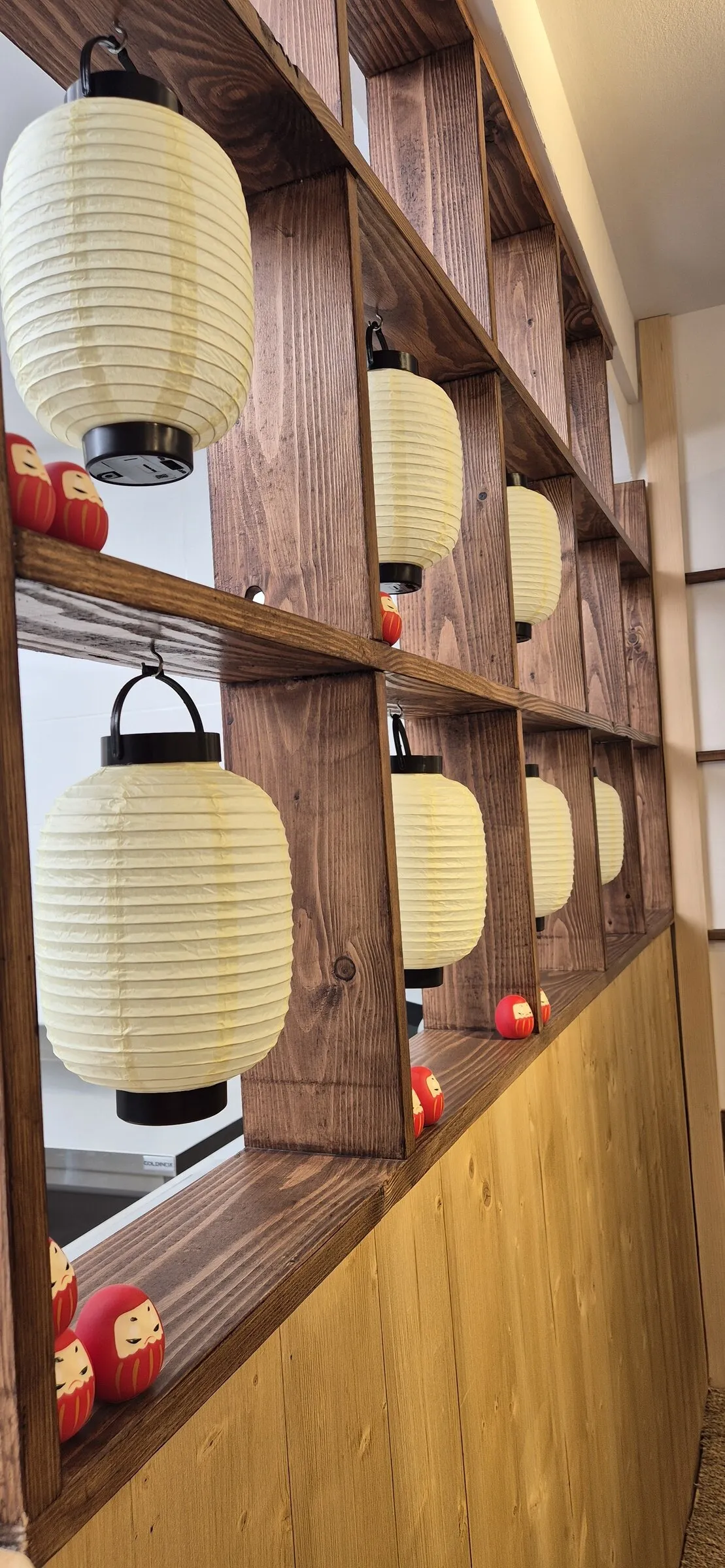Lanternes en papier dans une étagère en bois
