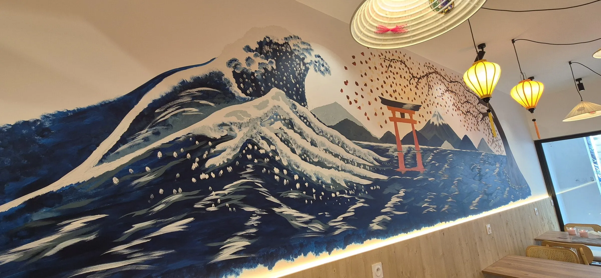Fresque de la grande vague et d’un torii, peinte sur le mur de la salle