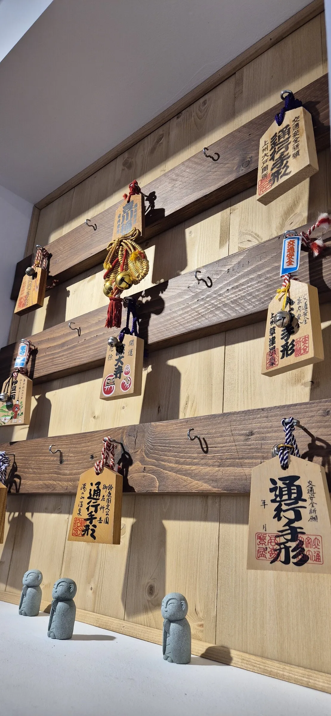 Mur de plaques votives ema en bois