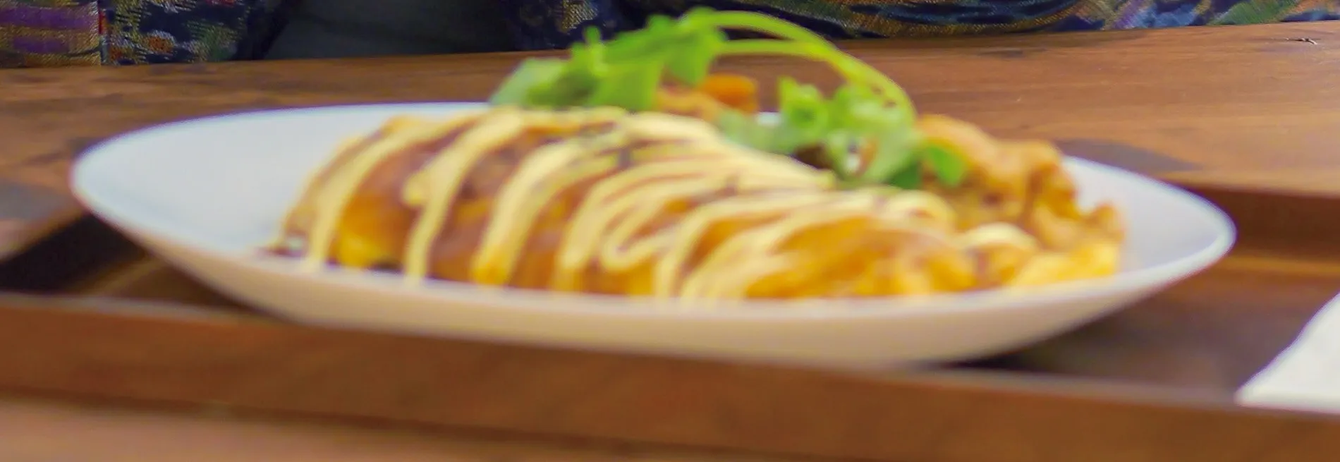 Okonomiyaki nappé de mayonnaise sur un plateau en bois
