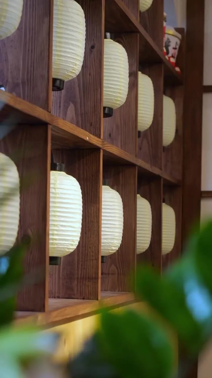 Étagère de lanternes et objets japonais